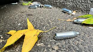 Lachgas ist eine beliebte Partydroge - mit laut Experten gefährlichen Folgen für die Gesundheit. (Symbolbild) Lachgas ist eine beliebte Partydroge - mit laut Experten gefährlichen Folgen für die Gesundheit. (Symbolbild)