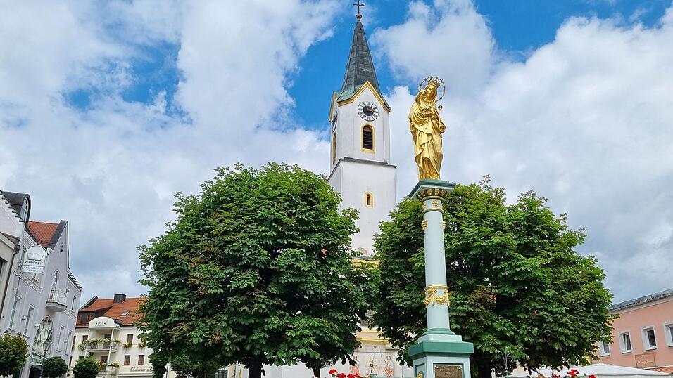 Die Veitskirche am Oberen Markt in Bad K&ouml;tzting: Nach einem Grundsatzbeschluss des Stadtrats will die Stadt Bad K&ouml;tzting die Kirche nach der Profanierung zu einem symbolischen Preis erwerben.
