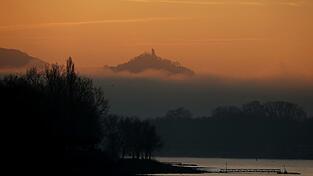 &laquo;Westalgie&raquo; bezeichnet eine nostalgische Sehnsucht nach der alten Bundesrepublik - hier der Drachenfels bei Bonn im Morgenlicht. (Archivbild)