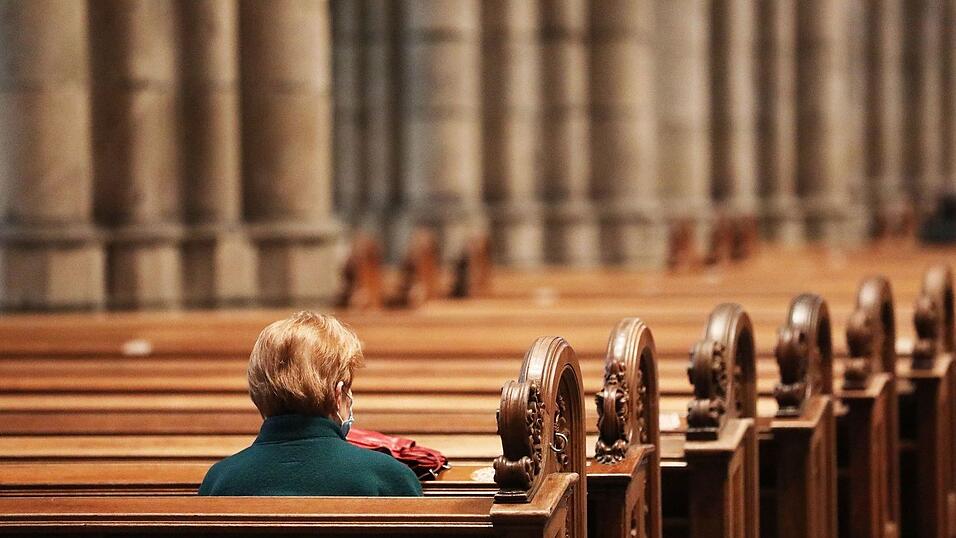 Die beiden gro&szlig;en Kirchen haben im vergangenen Jahr wieder viele Mitglieder verloren (Archivbild).
