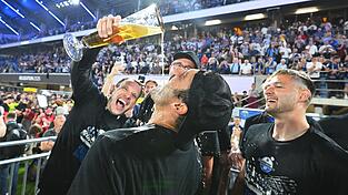 Ausgelassen feierten die Paderborner mit ihren Fans. Ausgelassen feierten die Paderborner mit ihren Fans.