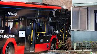 Der Schulbus mit 20 Kindern fuhr gegen eine Hauswand. Der Schulbus mit 20 Kindern fuhr gegen eine Hauswand.