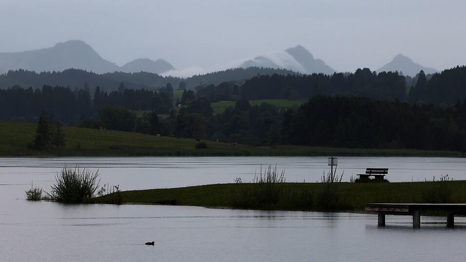 Aus Südwesten zieht Regen nach Bayern. (Archivbild)