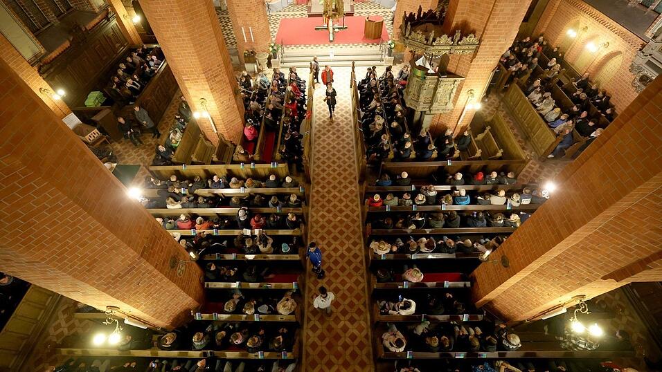Hunderte nahmen in Güstrow bei einem Trauergottesdienst Anteil am Schicksals eines Kindes, dessen Leiche in einem Wald südwestlich der Stadt gefunden wurde. Vermutlich ist es der achtjährige Fabian aus Güstrow.