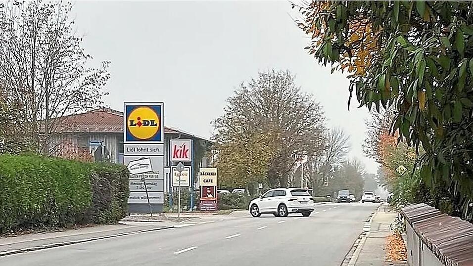 Derzeit ist der Discounter am Ortseingang für Kunden gesperrt. Derzeit ist der Discounter am Ortseingang für Kunden gesperrt.