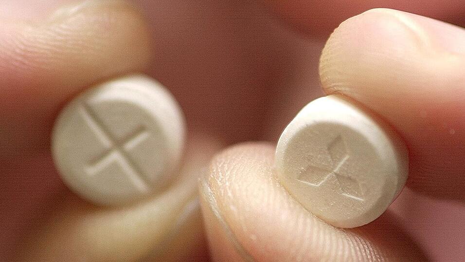 Unter anderem wegen sexueller Handlungen gegen Entgelt musste sich ein 27-Jähriger vor Gericht verantworten. Ihm wurde vorgeworfen, eine 16-Jährige mit Ecstasy für Sex bezahlt zu haben. (Symbolbild) Unter anderem wegen sexueller Handlungen gegen Entgelt musste sich ein 27-Jähriger vor Gericht verantworten. Ihm wurde vorgeworfen, eine 16-Jährige mit Ecstasy für Sex bezahlt zu haben. (Symbolbild)