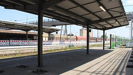 G&uuml;terz&uuml;ge rollen wieder durch den Plattlinger Bahnhof.