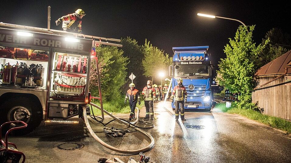 Kniffliger Einsatz f&uuml;r die Feuerwehren aus Rohr/Ndb. und Obereulenbach am sp&auml;ten Donnerstagabend. Ein Schweinetransporter hatte auf dem Weg zum Schlachthof Feuer gefangen. Neun der Tiere kamen durch den Stress und den giftigen Rauch ums Leben.