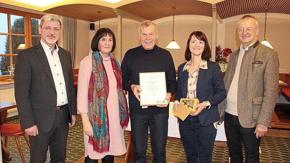 Peter Schwarzfischer (Mitte) ist „Touristiker des Jahres“, zur Auszeichnung gratulieren Furths Bürgermeister Sandro Bauer, Anne Baumeister und Manuela Schmidt von den Tourismusbüros und Bürgermeister Markus Ackermann (von links). Peter Schwarzfischer (Mitte) ist „Touristiker des Jahres“, zur Auszeichnung gratulieren Furths Bürgermeister Sandro Bauer, Anne Baumeister und Manuela Schmidt von den Tourismusbüros und Bürgermeister Markus Ackermann (von links).