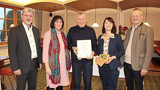 Peter Schwarzfischer (Mitte) ist „Touristiker des Jahres“, zur Auszeichnung gratulieren Furths Bürgermeister Sandro Bauer, Anne Baumeister und Manuela Schmidt von den Tourismusbüros und Bürgermeister Markus Ackermann (von links). Peter Schwarzfischer (Mitte) ist „Touristiker des Jahres“, zur Auszeichnung gratulieren Furths Bürgermeister Sandro Bauer, Anne Baumeister und Manuela Schmidt von den Tourismusbüros und Bürgermeister Markus Ackermann (von links).