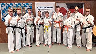 Die Prüfer und Prüfungsteilnehmer (v.li.) Sensei Hans Zellner, Sempai Klaus Zellner, Daniel Vogl (3.v.li.), Katharina Schmidt, Max Kainz, Tobias Schultheß, Britta Podubrin, Sensei René Perzlmaier und Sensei Thomas Bock nach erfolgreich absolvierten Aufgaben. Die Prüfer und Prüfungsteilnehmer (v.li.) Sensei Hans Zellner, Sempai Klaus Zellner, Daniel Vogl (3.v.li.), Katharina Schmidt, Max Kainz, Tobias Schultheß, Britta Podubrin, Sensei René Perzlmaier und Sensei Thomas Bock nach erfolgreich absolvierten Aufgaben.