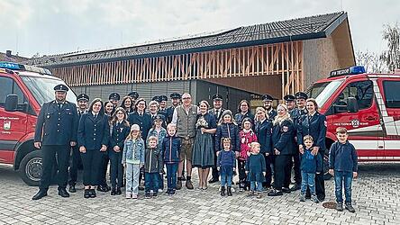 Die Hochzeitsgesellschaft mit den Feuerwehren Harrling und Tresdorf vor dem Dorfhaus in Harrling.