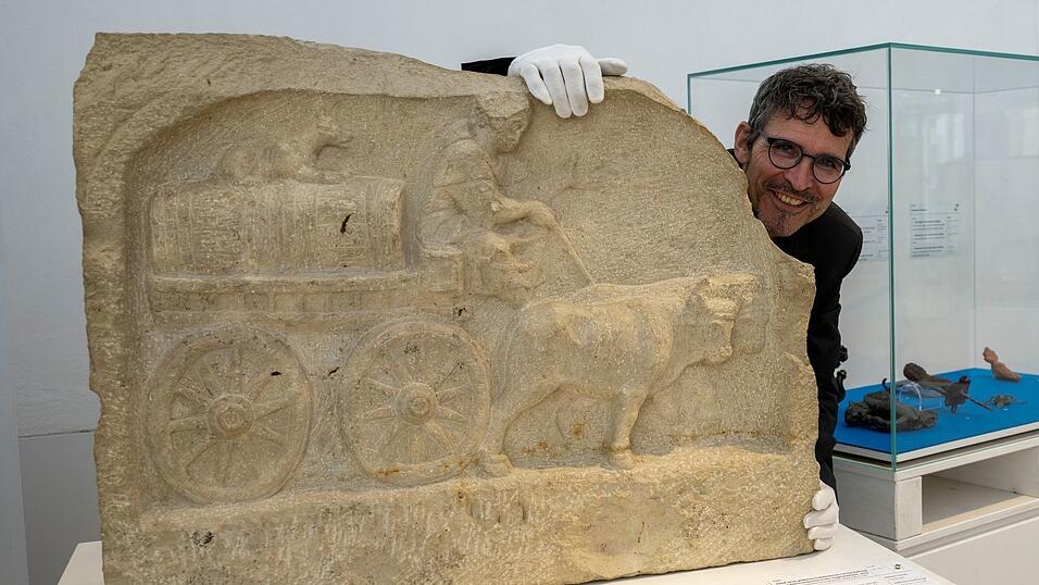 Augsburgs Stadtarch&auml;ologe Sebastian Gairhos zeigt ein r&ouml;misches Grabrelief, das Ende des Jahres bei einer gro&szlig;en Ausstellung in Rom pr&auml;sentiert werden soll. (Archivbild)