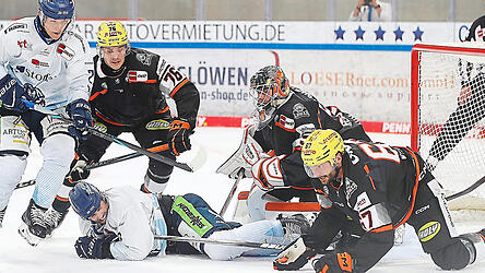 Teilweise mühsam gestaltete sich der Weg zum Tor der Löwen Frankfurt beim Spiel um Platz drei am Sonntag in Dresden für Mike Connolly (links) und seine Kollegen im Angriff der Straubing Tigers. Immerhin einmal konnten die Niederbayern Cody Brenner im Frankfurter Tor aber überwinden.