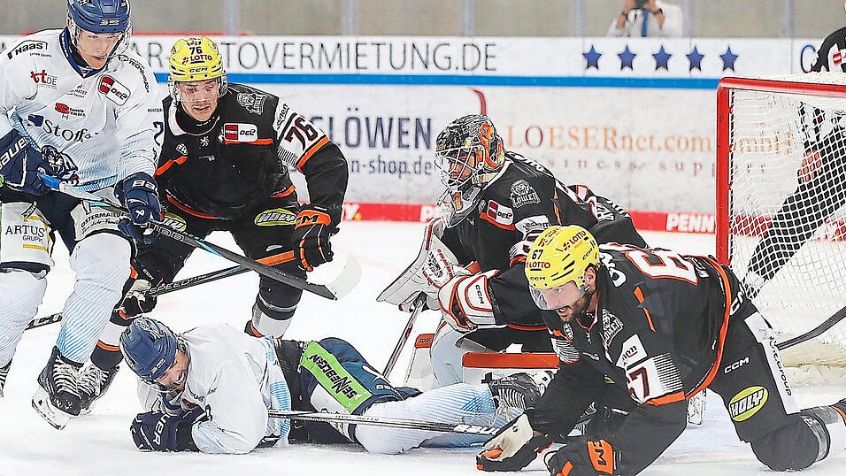 Teilweise mühsam gestaltete sich der Weg zum Tor der Löwen Frankfurt beim Spiel um Platz drei am Sonntag in Dresden für Mike Connolly (links) und seine Kollegen im Angriff der Straubing Tigers. Immerhin einmal konnten die Niederbayern Cody Brenner im Frankfurter Tor aber überwinden. Teilweise mühsam gestaltete sich der Weg zum Tor der Löwen Frankfurt beim Spiel um Platz drei am Sonntag in Dresden für Mike Connolly (links) und seine Kollegen im Angriff der Straubing Tigers. Immerhin einmal konnten die Niederbayern Cody Brenner im Frankfurter Tor aber überwinden.