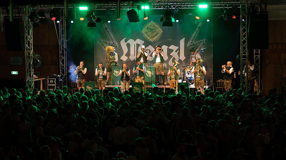 Die Partybilder vom Dienstag, 11. August, aus dem Festzelt Weckmann. Die Partybilder vom Dienstag, 11. August, aus dem Festzelt Weckmann.