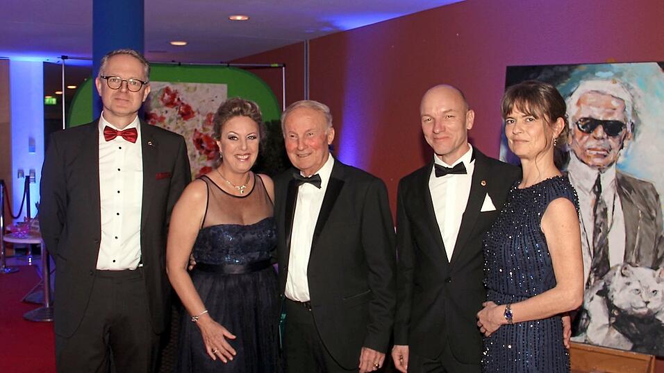 Stefan Kettl übernimmt zusammen mit seiner Frau Barbara die Organisation der Lionsbälle von Christine und Paul Harlander, wofür sich Präsident Harald Fröschl und seine Frau Birgitt bedankten. Stefan Kettl übernimmt zusammen mit seiner Frau Barbara die Organisation der Lionsbälle von Christine und Paul Harlander, wofür sich Präsident Harald Fröschl und seine Frau Birgitt bedankten.