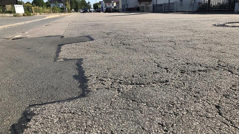 Die vielen Schlaglöcher, Risse, Senkungen und Hebungen in der Landshuter Straße werden durch die Sanierung gleich nach dem Gäubodenvolksfest beseitigt.