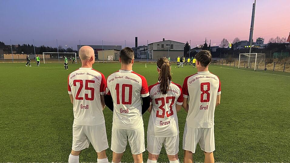 Das Groß-Aufgebot an der Seitenlinie. In Deutschland scheitert das Familientreffen auf dem Fußballplatz noch am strengen Reglement. Das Groß-Aufgebot an der Seitenlinie. In Deutschland scheitert das Familientreffen auf dem Fußballplatz noch am strengen Reglement.