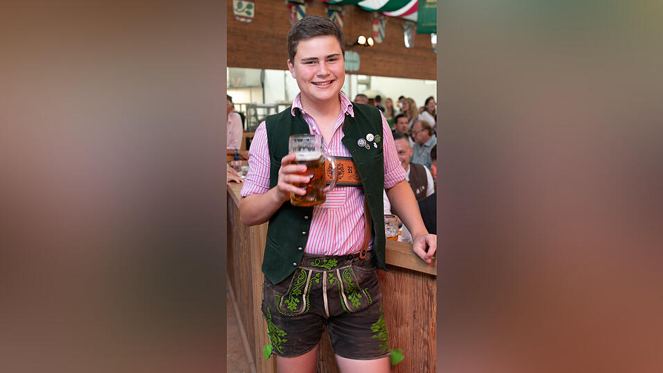 Echte Blasmusikfans lie&szlig;en sich den Montagabend im Festzelt Weckmann nicht entgehen.