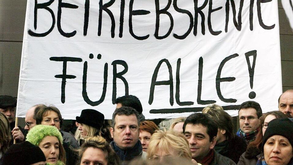 Mitarbeitende einer Bank demonstrieren für den Erhalt ihrer Betriebsrente (Foto: Archiv).