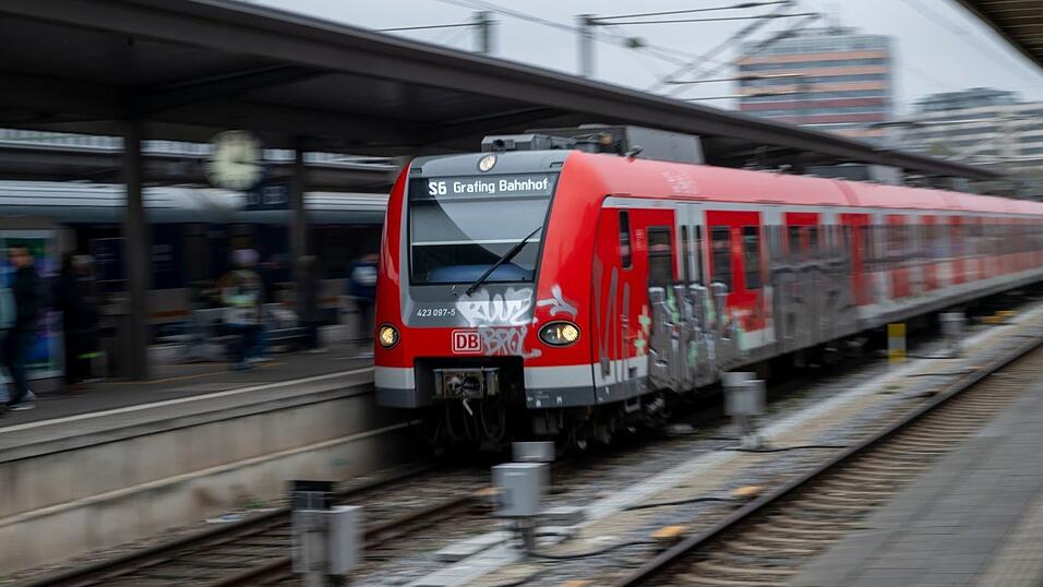 Die Deutsche Bahn empfahl Reisenden zwischen Pasing und Ostbahnhof in beide Richtungen auf Tram, U-Bahn und Bus umzusteigen. (Archivbild) Die Deutsche Bahn empfahl Reisenden zwischen Pasing und Ostbahnhof in beide Richtungen auf Tram, U-Bahn und Bus umzusteigen. (Archivbild)