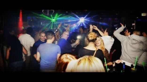 Auch in der Straubinger Diskothek Onyx wurde am Wochenende wild gefeiert. Auch in der Straubinger Diskothek Onyx wurde am Wochenende wild gefeiert.