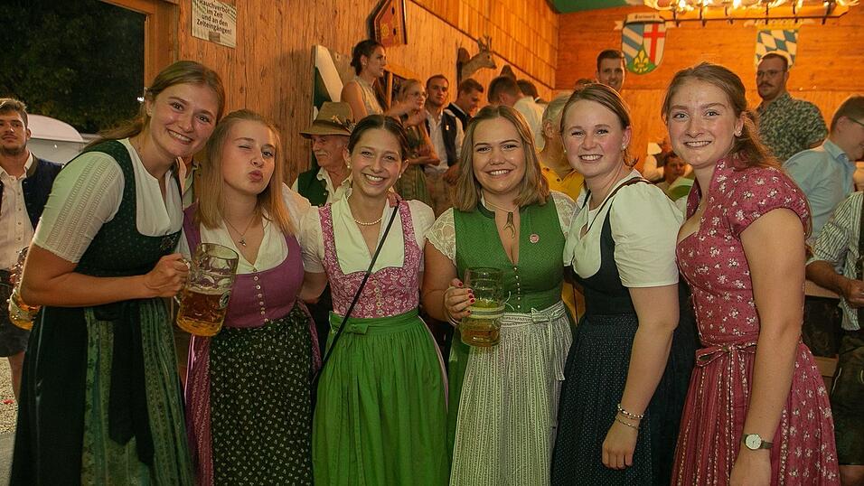 Am Dienstag spielte der Menzl im Festzelt Weckmann auf. Diese Blasmusikfreunde waren mit dabei.