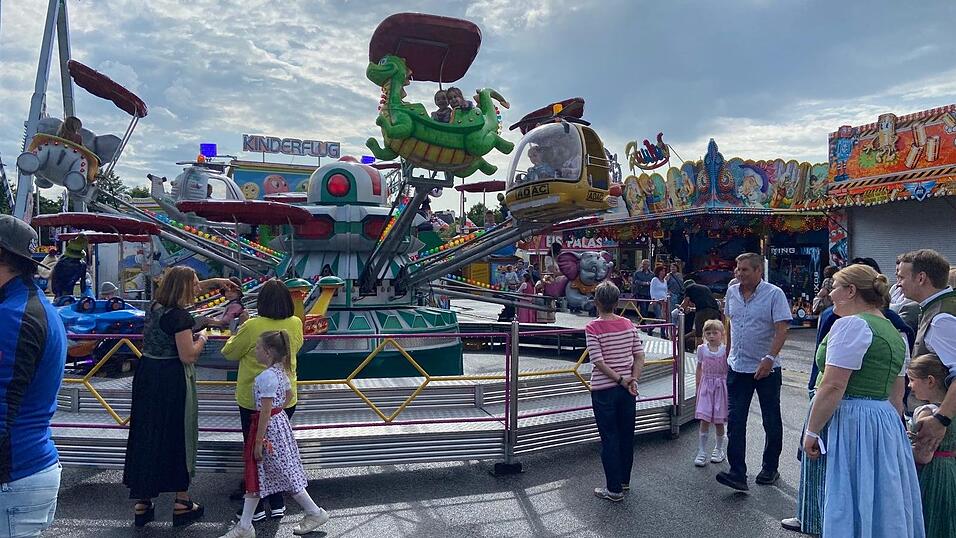 Die Josef R&auml;dlinger Unternehmensgruppe mietete das K&ouml;tztinger Volksfest und feierte dort am Freitag mit 2.500 G&auml;sten ein rauschendes Sommerfest.