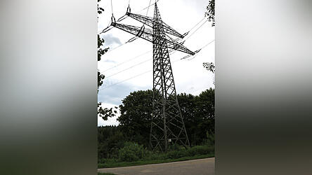 Aus dem Umspannwerk an der Ingolst&auml;dter Stra&szlig;e flie&szlig;t Strom &uuml;ber die gro&szlig;en Masten nach Mainburg.