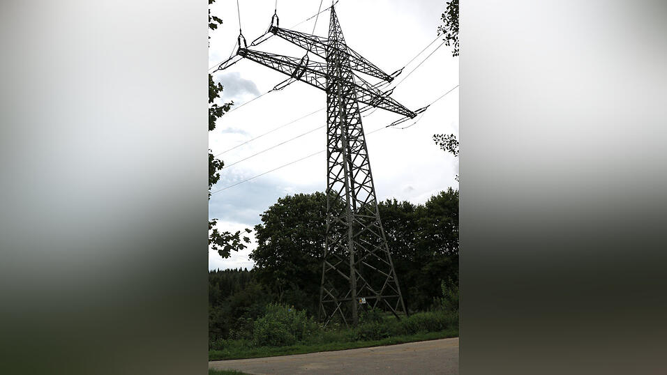 Aus dem Umspannwerk an der Ingolst&auml;dter Stra&szlig;e flie&szlig;t Strom &uuml;ber die gro&szlig;en Masten nach Mainburg.