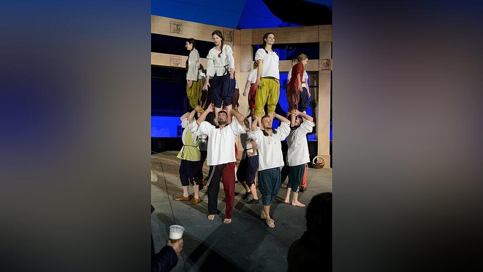 In der Pause hatte die Showtanzgruppe 'Flip Flops' Zeit, ihr ganzes Können zu präsentieren. (Fotos: Ulli Scharrer) In der Pause hatte die Showtanzgruppe 'Flip Flops' Zeit, ihr ganzes Können zu präsentieren. (Fotos: Ulli Scharrer)