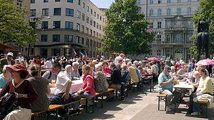 Mit einem Begegnungsfest an einem 'langen Tisch', Volksmusik und Tanzaufführungen hat in Brünn (Brno) der 76. Sudetendeutsche Tag begonnen. Mit einem Begegnungsfest an einem 'langen Tisch', Volksmusik und Tanzaufführungen hat in Brünn (Brno) der 76. Sudetendeutsche Tag begonnen.