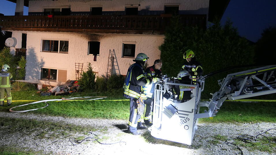 Gut 100 Einsatzkr&auml;fte aus dem Zwiesler Winkel r&uuml;ckten nach Lindberg aus.