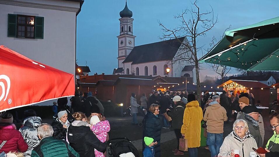 Die Schlossweihnacht rund ums Hofmarkschloss lockte viele Gäste an.