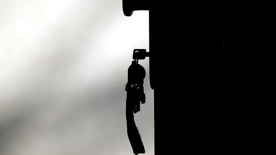 Täter täuschen bei Überfällen an Haus- und Wohnungstüren oft Notlagen vor. (Symbolbild) Täter täuschen bei Überfällen an Haus- und Wohnungstüren oft Notlagen vor. (Symbolbild)