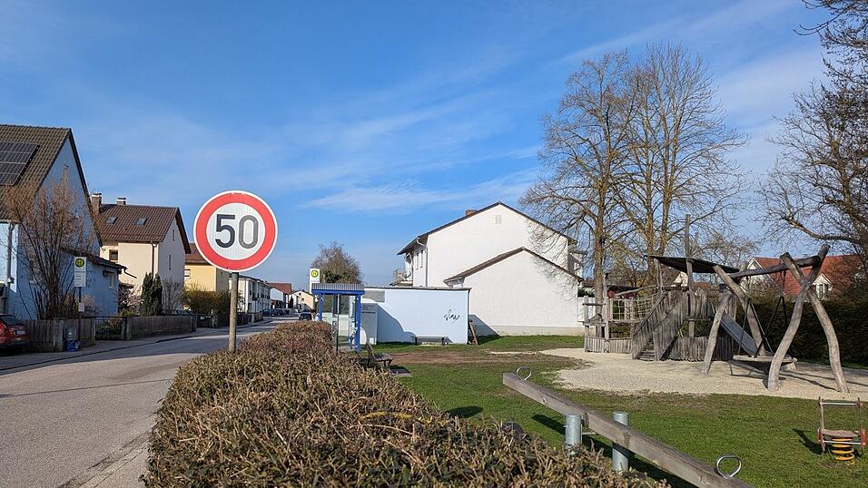 Tempo 50 trotz Spielplatz? Laut StVO ist das in der Regel anders. Nicht so in Ergolding. Hier bleibt man bei den alten Regeln.