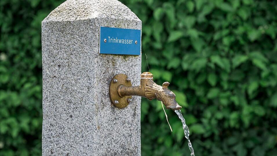 Auch ein simpler Trinkwasserbrunnen kann an heißen Tagen schon Linderung bieten. (Symbolfoto) Auch ein simpler Trinkwasserbrunnen kann an heißen Tagen schon Linderung bieten. (Symbolfoto)