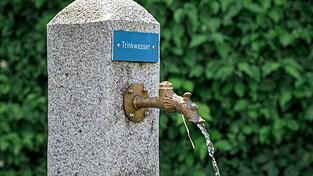 Auch ein simpler Trinkwasserbrunnen kann an heißen Tagen schon Linderung bieten. (Symbolfoto) Auch ein simpler Trinkwasserbrunnen kann an heißen Tagen schon Linderung bieten. (Symbolfoto)