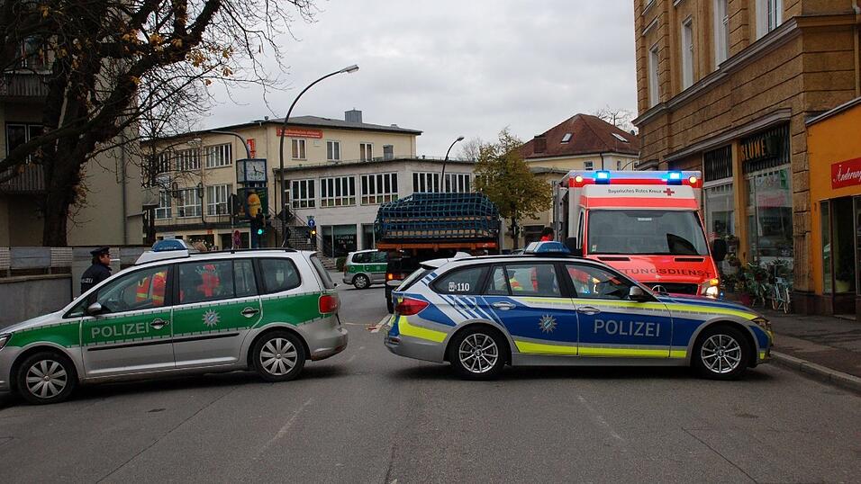 Bei einem Unfall am John-F.-Kennedy-Platz in Landshut ist am Montag ein Fu&szlig;g&auml;nger t&ouml;dlich verungl&uuml;ckt