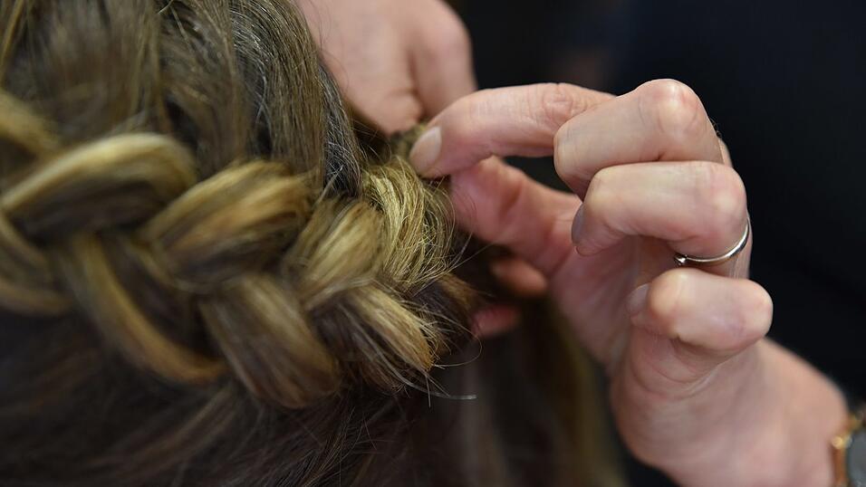 Flechten Sie den Zopf einmal rund herum bis zur anderen Seite. Flechten Sie den Zopf einmal rund herum bis zur anderen Seite.