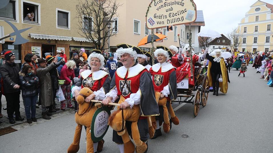 Hier sind Ross und Reiter eins - beim Rosenmontagszug in Geisenhausen. Hier sind Ross und Reiter eins - beim Rosenmontagszug in Geisenhausen.