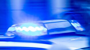 In Sonthofen musste die Polizei nach einem Angriff an einer Tankstelle einschreiten. (Symbolbild)