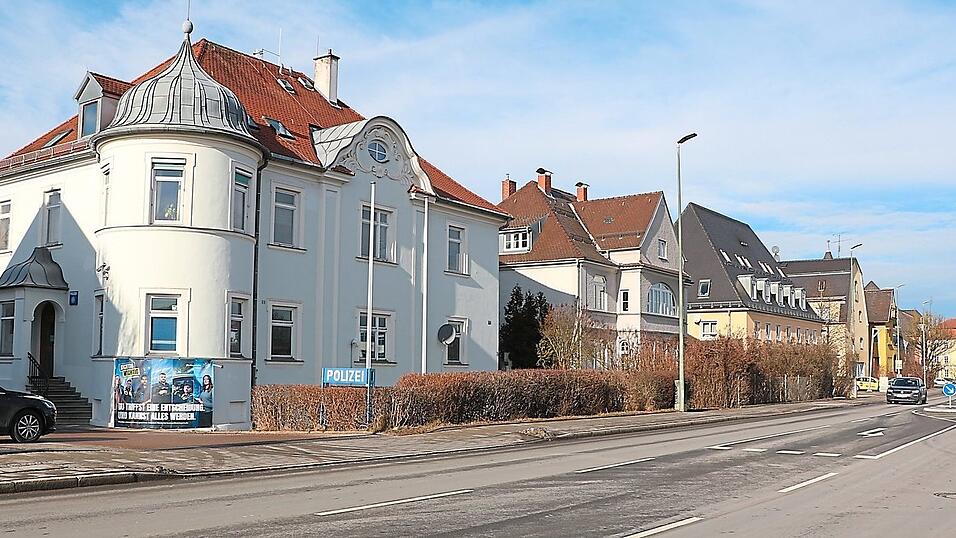 Markant ist das Mainburger Polizeigeb&auml;ude in der Freisinger Stra&szlig;e, das der neuen Inspektion, die im r&uuml;ckw&auml;rtigen Bereich des Grundst&uuml;cks errichtet wird, nach Fertigstellung wird weichen m&uuml;ssen. Die Stadt hat die Bauleitplanung auf den Weg gebracht.
