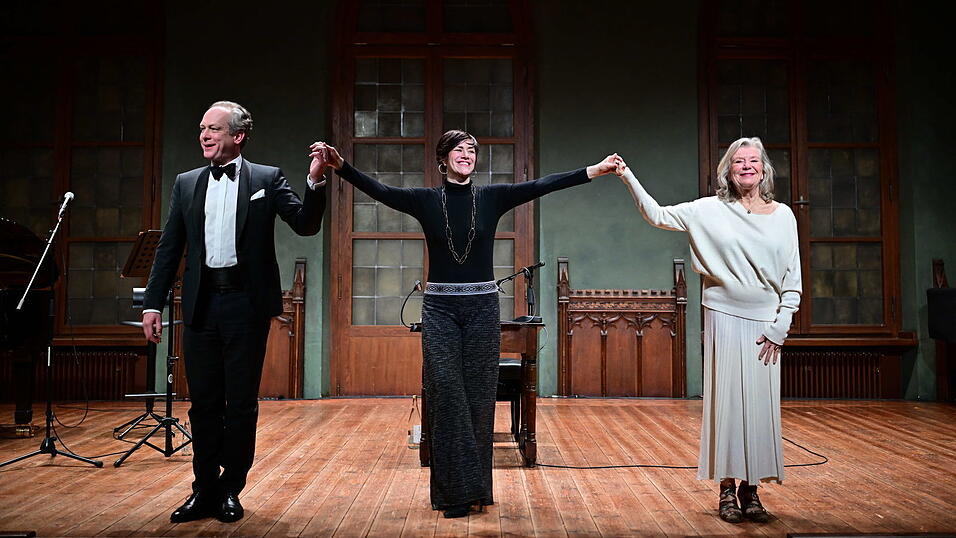 Peter Rodekuhr (von links), Antonia Feuerstein und Jutta Speidel lassen sich im Rathausprunksaal feiern.