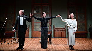 Peter Rodekuhr (von links), Antonia Feuerstein und Jutta Speidel lassen sich im Rathausprunksaal feiern.