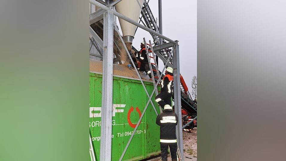 Glutnester in der Maistrocknungsanlage haben die Feuerwehr stundenlang beschäftigt.