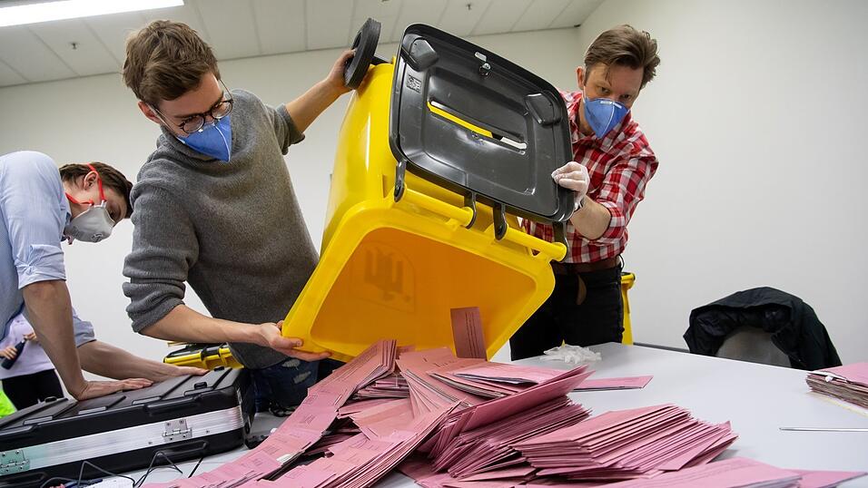 Wahlhelfer bereiten die Auszählung der Briefwahl vor. (Symbolbild)