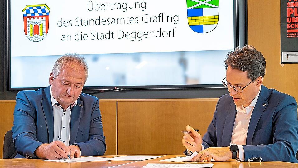Graflings Bürgermeister Anton Stettmer (l.) und Deggendorfs Oberbürgermeister Dr. Christian Moser unterzeichnen den Vertrag. Graflings Bürgermeister Anton Stettmer (l.) und Deggendorfs Oberbürgermeister Dr. Christian Moser unterzeichnen den Vertrag.