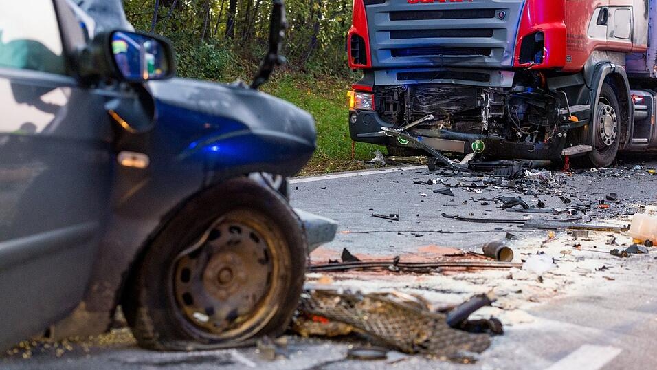 Eine Autofahrerin ist auf der B20 bei Falkenberg frontal in einen Lastwagen gekracht und dabei gestorben. (Foto: Mathias Adam)